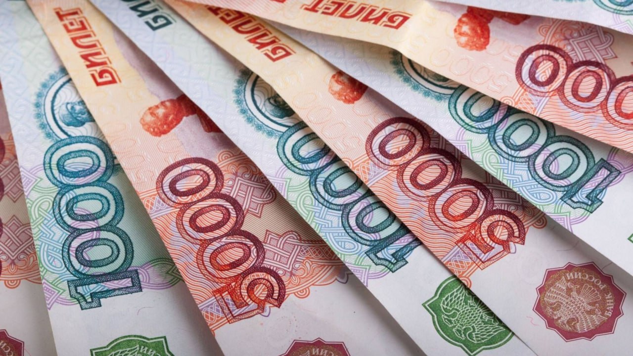 В Курске антимонопольная служба требует вернуть в бюджет 100 млн рублей Управление Федеральной антимонопольной службы по Курской области подало в Арбитражный суд иски о признании недействительными государственных и муниципальных контрактов, заключенных с единственным поставщиком без конкурентных процедур и в результате картельных соглашений. Иски касаются закупок медицинского оборудования и содержания дорог, с требованием вернуть в бюджеты города Курска и Курской области более 100 млн рублей, полученных недобросовестными поставщиками. Суд принял иски к рассмотрению. «Вести.Курск». Только проверенная информация.