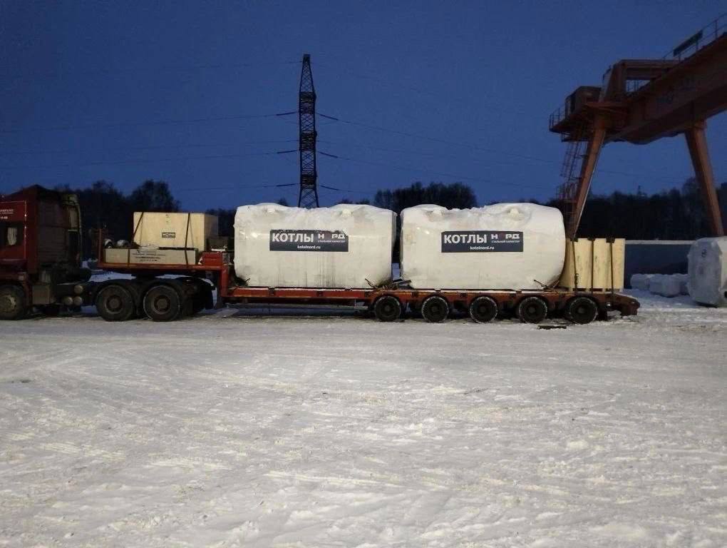 В Красновишерске продолжаются работы по обновлению оборудования в котельных МинЖКХ Прикамья На котельной 2 завершается демонтаж старого котла после приступят к монтажу и обвязке нового котла На котельной 11 к замене котла 4 приступят после завершения ремонта котла 3 Это позволит перераспределить тепловую нагрузку и обеспечить работу трех котлов в период проведения работ сохранив нормативные параметры температуры Новые котлы мощностью 5 МВт повысят надежность и качество теплоснабжения для жителей города