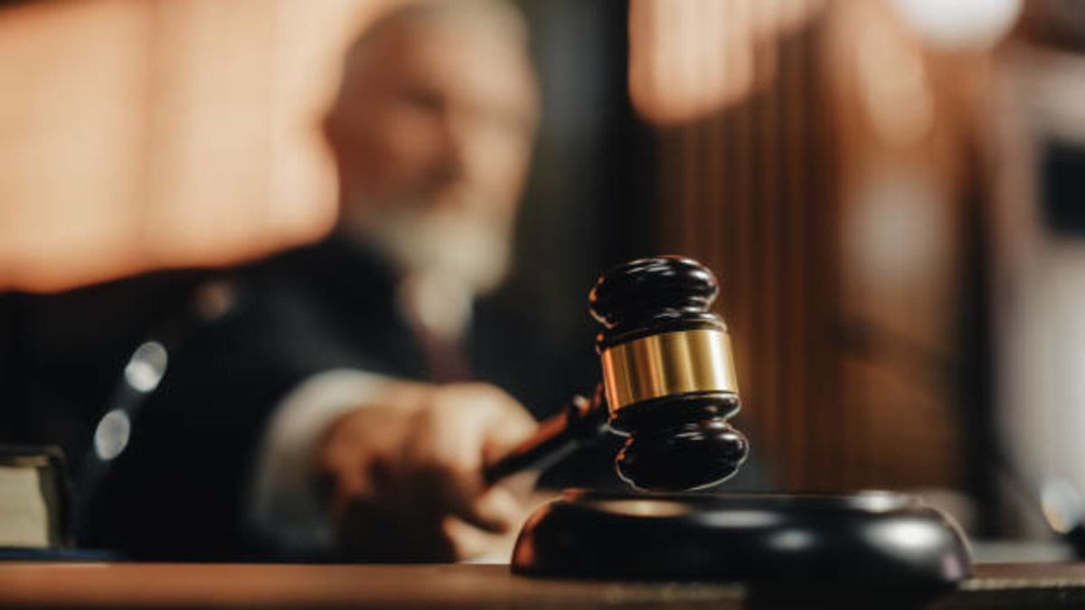 В Астане суд по делам несовершеннолетних рассмотрел иск о брачном договоре Девушка подала в суд иск о признании брачного договора недействительным. Однако в ходе разбирательств ей в удовлетворении отказали. Дело рассмотрели в специализированным межрайонном суде по делам несовершеннолетних Астаны. Девушка требовала признать брачный договор недействительным ввиду заключения его вследствие обмана и заблуждения со стороны родственников ответчика. «Суд, изучив обстоятельства дела, установил, что истцом не представлено доказательств того, что ее супруг, либо его родственники совершили в отношении нее какие-либо действия, свидетельствующие об оказании физического или психологического насилия либо угрозы насилия», – сообщили в пресс-службе столичного суда. Также нет доказательств того, что между сторонами имелись какие-либо условия, в силу которых, девушка вынуждена была заключить брачный договор на крайне невыгодных условиях. В удовлетворении иска суд отказал. Решение вступило в законную силу. Фото: iStock.com /CentralMediaNews