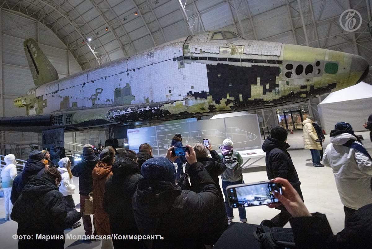 В Музейном комплексе гражданской и военной техники в Верхней Пышме Свердловская область открылся новый выставочный центр Буран Его главным экспонатом стал орбитальный корабль Буран В будущем его ждет большая внешняя и внутренняя реставрация после этого внутрь смогут запускать посетителей музея Площадка построенная специально для его размещения доступна для посещения с 10 00 до 19 00 Подписывайтесь на Ъ Урал