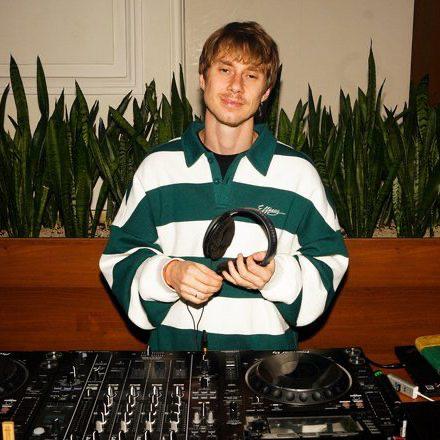 Коля Редькин приедет в Ростов с лекцией о Паше Технике Музыкальный журналист автор YouTube канала Брокен Дэнс и Telegram канала Сломанные пляски Коля Редькин анонсировал тур по России 16 апреля он выступит с лекцией в Кроп Арене На встрече Коля Редькин раскроект личности рэпера и участника группы Kunteynir а также его вкладу в хип хоп индустрию Лекция пройдет в рамках цикла о современной музыке Стоимость билета 1 200 рублей Приобрести можно по ссылке enter rostov