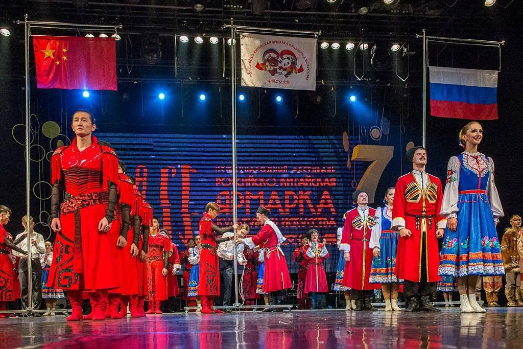 В Хэйхэ открыли Российско-китайскую ярмарку культуры и искусства. Это уже 15-й по счету международный фестиваль.  Фестиваль проходит одновременно на двух берегах Амура — российском и китайском. Мероприятия начались еще в мае — когда был создан российско-китайский библиотечный союз. В июле стартовал конкурс «Дальний Восток мастеровой», объединивший экспертов из Москвы, Барнаула, Нижнего Новгорода и других городов.  25 июля в Амурском краеведческом музее открылась крупная федеральная экспозиция с экспонатами из Российского этнографического музея  Санкт-Петербург .  Закрытие фестиваля пройдет 20 августа в Благовещенске на нескольких площадках вдоль набережной Амура.  Что ждет посетителей?  выставка-продажа сувениров,  экспозиции живописи и фотографии,  детская игровая программа,  флешмоб «серебряных» танцоров из России и Китая,  концерт Московского государственного академического театра танца «Гжель».  А также  встречи с писателями,  художниками,  выступления коллектива «Гжель» в городах Амурской области и Китае и другое.    — только правдивые приграничные новости