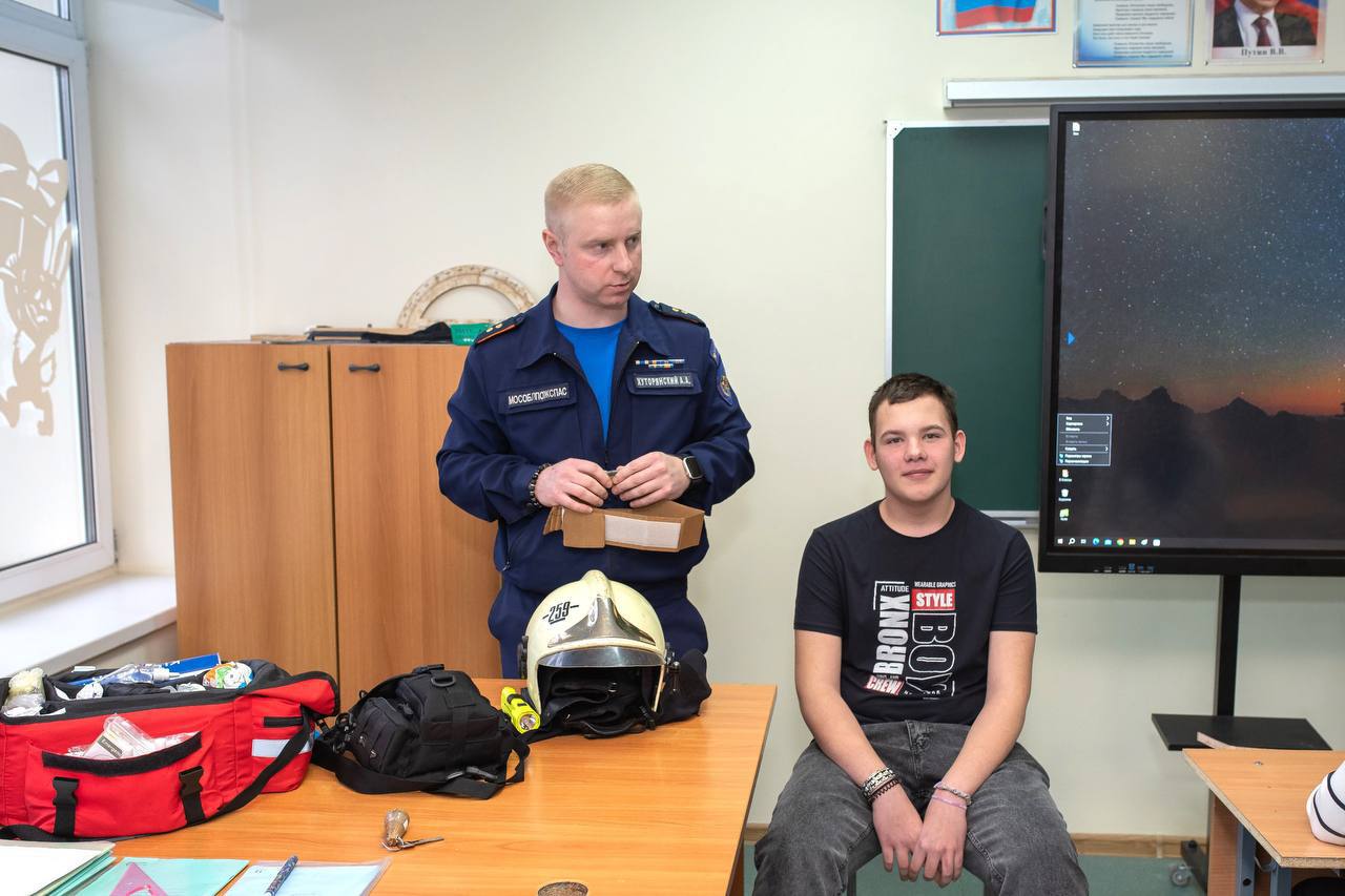 Профориентация для воспитанников Глуховской школы интерната 2 Благотворительный фонд ДетскиеДомики ассоциация ветеранов СВО и компания FM Logistic провели профориентационное занятие для ребят из Глуховской школы интерната 2 в рамках проекта Академия Успеха В гости к подросткам пришёл специалист спасательной службы ГКУ МО Мособлпожспас Александр Хуторянский Он рассказал о профессии спасателя открыто и увлекательно какие навыки важны с чем приходится сталкиваться на вызовах и почему спасённые жизни главная мотивация Ребята смогли рассмотреть часть экипировки задать вопросы и узнать о профессии изнутри Подростки загорелись новыми идеями о будущем проявили неподдельный интерес и остались по настоящему вдохновлёнными Подписаться на 360 Богородский