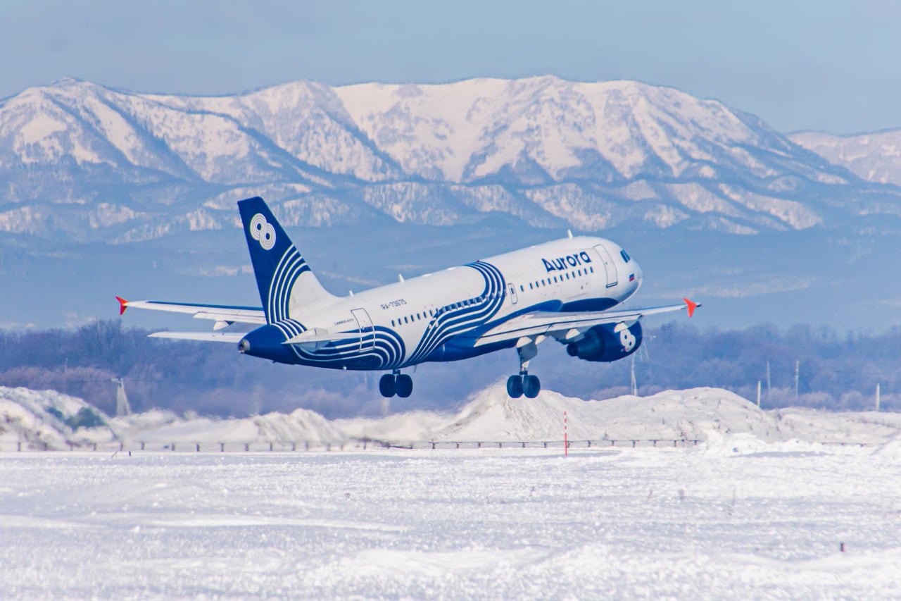 Авиакомпания Аврора открыла продажу билетов на зимний сезон 2026 года   В зимнем сезоне 2026 года Авиакомпания Аврора продолжит выполнять рейсы которые пользуются высоким спросом среди пассажиров Авиакомпания открыла продажу билетов на следующие социально значимые рейсы выполняемые с 1 января по 28 марта 2026 года   Южно Сахалинск Петропавловск Камчатский по четвергам и воскресеньям Тариф от 5640   Южно Сахалинск Красноярск из Южно Сахалинска по средам и субботам из Красноярска по четвергам и воскресеньям По данному направлению планируется выполнение рейсов до четырех раз в неделю Тариф от 9800   Владивосток Улан Удэ по четвергам По данному направлению планируется выполнение рейсов до двух раз в неделю Тариф от 9900   Владивосток Чита по пятницам По данному направлению планируется выполнение рейсов до двух раз в неделю Тариф от 9800   Хабаровск Ноглики по пятницам Тариф от 4500   Хабаровск Шахтерск по понедельникам Тариф от 4635   Хабаровск Оха по средам и субботам Тариф от 5843   Хабаровск Тында по вторникам Тариф от 7500   Хабаровск Зея по четвергам Тариф от 6926 Указан тариф экономического класса обслуживания в одну сторону Рейсы будут выполняться на воздушных судах А 319 DHC 8 Информация об открытии продаж билетов на остальные маршруты зимнего расписания 2026 года будет опубликована в ближайшее время Узнать подробнее о расписании полетов и приобрести авиабилеты можно на сайте Авроры в контакт центре по телефону 8 800 250 49 88 а также в агентствах авиакомпании Звонки из всех городов и регионов России бесплатные Путешествуйте с Авророй   AuroraAirlines