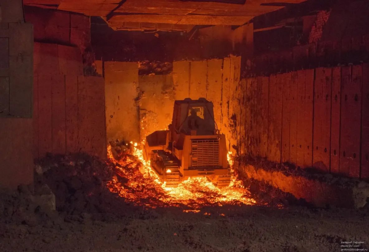 Завод Амурсталь переходит на безотходное производство Крупнейший на Дальнем Востоке металлургический завод Амурсталь внедрил новые технологии по переработке вторичного сырья Безотходное производство запущено в рамках нацпроекта Экологическое благополучие инициированного президентом России Владимиром Путиным По информации пресс службы министерства промышленности и торговли региона предприятие при помощи дробильно сортировочного комплекса занимается глубокой переработкой шлака он является побочным продуктом при производстве металла Работает комплекс по принципу магнитной сепарации при которой отходы разделяются на минеральную и железную фракции Для исключения аварийных сбросов из ливневого отстойника загрязненных вод содержащих нефтепродукты смонтированы переливные трубы Это позволяет исключить загрязнение природных водных объектов и почвы нефтепродуктами при обильных природных осадках todaykhv