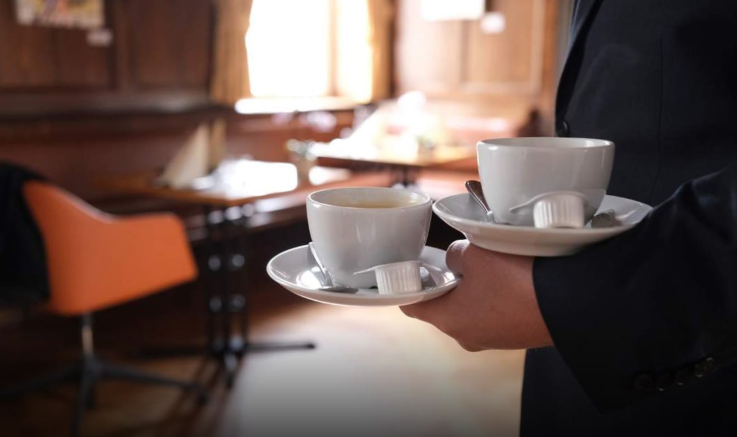 Крупные рестораны кофейни и бары начали закрывать свои заведения В числе тех кто решил оптимизировать свое присутствие на рынке оказались Шоколадница Ростикс Якитория Menza Полностью закрылись Хлеб насущный пиццерия Fornetto сеть баров Дорогая я перезвоню Всего по данным Контур Фокуса за год в России было ликвидировано на 10 больше предприятий общепита 35 4 тыс Аналитики отмечают снижение темпов роста отрасли а также увеличение разрыва между созданием новых и закрытием существующих точек jkinvest news jkinvest