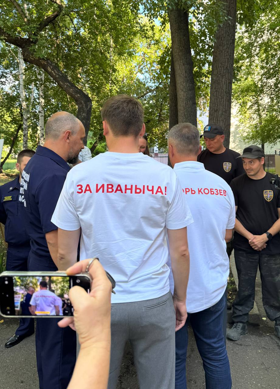 В Иркутской области открылся штаб общественной поддержки кандидата в губернаторы Игоря Кобзева — "За Иваныча".  В Иркутской области, благодаря ставшей уже легендарной активности Кобзева и его вовлеченности во все вопросы, штаб возглавляют не как обычно один-два ЛОМа, а сразу 10 сопредседателей. Это разные сферы, лидеры мнений широкого круга тем общественной жизни. Такие же штабы запускаются во всех муниципалитетах, строятся на местных общественниках.   «Я советовался с семьей на счет выдвижения на второй срок. Семья поддержала. Мои дети считают себя иркутянами, хоть и родились в другом регионе. Они здесь растут, учатся, даже говорят по-иркутски», - сказал Игорь Кобзев на открытии штаба.  Сопредседателями штаба стали действительно авторитетные и влиятельные люди: призер олимпийских игр Наталья Иванова, главврач детской больницы Юрий Козлов, руководитель авиазавода Александр Вепрев, мэр города Черемхово Вадим Семенов, директор школы Светлана Больщещапова, участник программы "Герои Приангарья" Максим Маньков, лидер студенческих отрядов Ольга Баранова, артист Гейрат Шабанов, а также представители муниципальной власти, аграрного сектора и общественных организаций.  В отличие от других ШОПов, которые сегодня стали популярной политтехнологией, у Кобзева народность штаба видна даже в его слогане, даже кличе — "За Иваныча!". Претендует на звание лучшего ШОПа в этом избирательном сезоне.