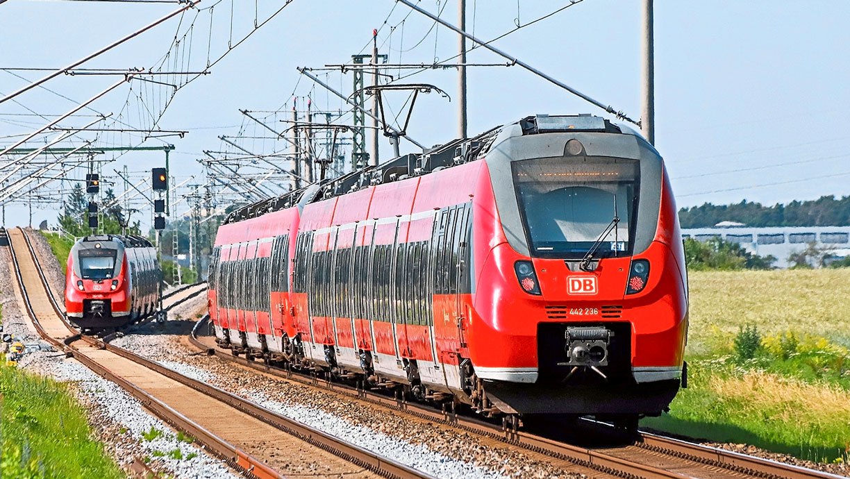 DB сократили убыток почти на миллиард евро в первом полугодии 2025 года    Железные дороги Германии  DB  за первые 6 мес 2025 г. смогли сократить операционный убыток на 986 млн евро по сравнению с тем же периодом 2024 г. — до 239 млн евро. При этом оборот DB вырос до 13,3 млрд евро  +3,4 % . С учетом дохода от продажи логистической компании DB Schenker в апреле 2025 г. концерн вышел на позитивный финансовый результат после выплаты налогов — 6,9 млрд евро.    Объем пассажирских перевозок продолжил рост и достиг 943 млн чел.  в первом полугодии 2024 г. — 919 млн чел. , пассажирооборот увеличился до 41,9 млрд пассажиро‑км  +4 % , в том числе в дальнем пассажирском сообщении — 21,949 млрд пассажиро‑км  +5,2 % . При этом немного улучшился показатель...