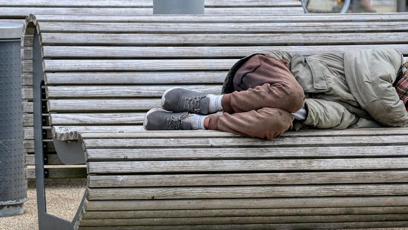 Уснувшего на остановке мужчину обокрала хабаровчанка В Хабаровске задержали 43-летнюю серийную похитительницу. В одном из случаев она обокрала мужчину в сильном алкогольном опьянении, уснувшего на остановке. Женщина вытащила у него из кармана банковскую карту и пошла с ней по магазинам, потратив 14 тысяч рублей. В другом случае горожанка обокрала случайного приятеля, с которым познакомилась в тот же день. Мужчина пригласил женщину к себе на застолье, после которого уснул. Из его дома воровка вынесла различные гаджеты общей стоимостью 63 тысячи рублей. Украденное женщина продала за 15 тысяч рублей и потратила все на спиртное. «Во время обыска в квартире горожанки сотрудники полиции в счет погашения причиненного ущерба изъяли телевизор, тостер и микроволновую печь подозреваемой. Возбуждены уголовные дела по признакам преступлений, предусмотренных ч.2 и ч.3 ст.158 Уголовного кодекса Российской Федерации "Кража"», – сообщили в УМВД по Хабаровскому краю. Будь в курсе событий.