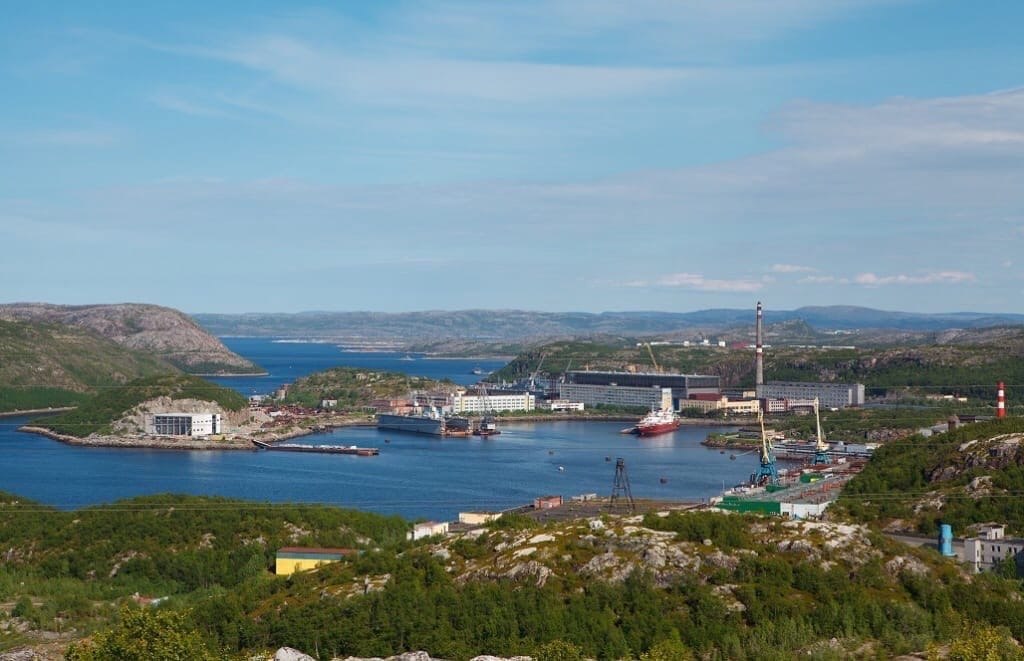 Объединенная судостроительная корпорация VK 1 декабря День судоремонтника в Мурманской области Профессиональный праздник который учредили по инициативе ветеранов судоремонта и действующих работников отрасли впервые включили в перечень праздничных дней и памятных дат региона в 2025 году Дата отсылает к истокам судоремонтной отрасли в Заполярье Именно 1 декабря 1924 года в механических мастерских Севгосрыбтреста стартовали первые ремонтные работы обслуживались рыболовные траулеры РТ 31 и РТ 33 Этот день принято считать днем рождения первых региональных механических мастерских и отправной точкой развития судоремонта в Мурманской области Поздравляем работников судоремонтных предприятий ОСК в Мурманской области с праздником Именно благодаря вашему мастерству и усилиям корабли и суда вновь обретают силу и надежность