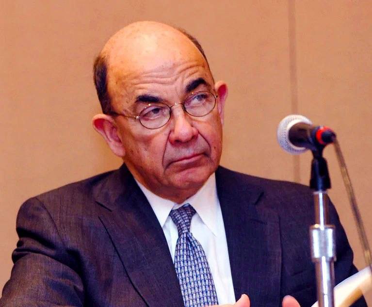 По информации NYT дело Николаса Мадуро в США будет рассматривать федеральный судья Элвин Хеллерстайн он известен тем что вел значительную часть гражданских исков по теракту 11 сентября и как отмечали СМИ и участники разбирательств склонял истцов к мировым соглашениям из за чего в публичный доступ попало гораздо меньше материалов и документов по делу