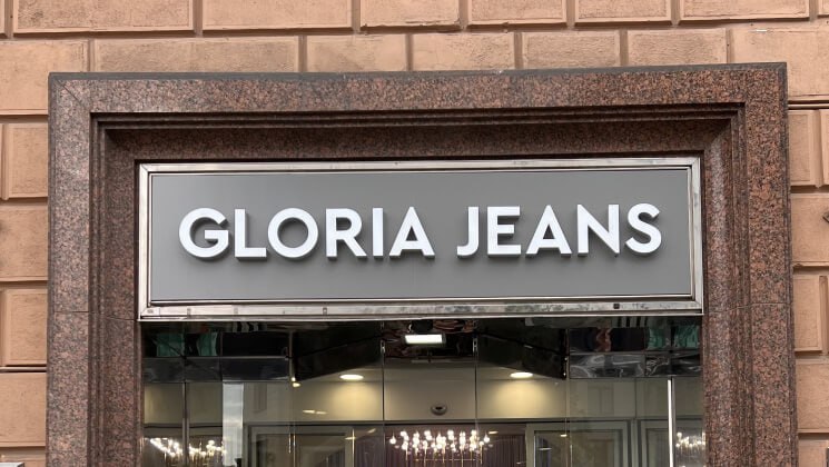 Мода на айти: Gloria Jeans создала дочернюю IT-компанию  Российский производитель и продавец одежды «Глория Джинс»  Gloria Jeans, GJ  зарегистрировал дочернюю компанию под названием «Джиджей Тех»  GJ Tech .  Компания запланировала технологическое развитие бренда. Новая стратегия включает большую программу по цифровизации всех процессов, а также созданию программных и цифровых продуктов, сообщили в GJ. #Gloria_Jeans   Пожалуй, лучший телеграм-канал о маркетинге