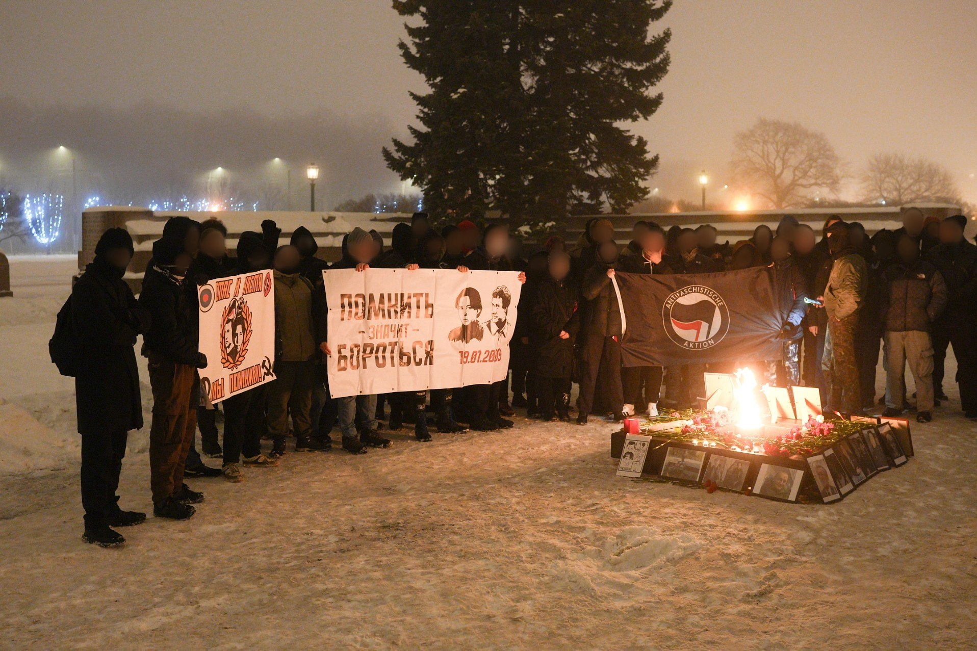 Акции памяти Станислава Маркелова и Анастасии Бабуровой проходят в Петербурге На Марсово поле сегодня несут цветы и фотографии адвоката и журналистки убитых неонацистами в Москве 17 лет назад На акции побывал корреспондент Бумаги Детали На акцию пришло около 30 человек сообщил корреспондент Бумаги В руках у антифашистов был плакат Помнить значит бороться Кроме портретов Маркелова и Бабуровой активисты выставили к вечному огню фотографии других жертв ультраправого насилия Ранее небольшие мемориалы появились в двух точках инициативы Еда вместо бомб Что нужно знать Адвоката Станислава Маркелова и внештатную сотрудницу Новой газеты Анастасию Бабурову застрелили в Москве 19 января 2009 года Они возвращались с пресс конференции когда в них начали стрелять Маркелов погиб на месте Бабурова скончалась в больнице через несколько часов Виновные Ответственность за убийство взяла на себя нацистская группировка БОРН Организаторы БОРНа Илья Горячев и Никита Тихонов получили пожизненные сроки соучастница убийства Евгения Хасис 17 лет колонии В сентябре прошлого года она вышла на свободу Фото Бумага Подписывайтесь на Бумагу и предлагайте новости