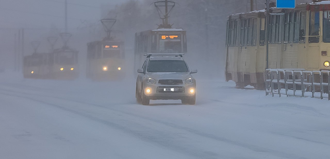 В Челябинске на 10 дней закроют движение трамваев по проспекту Победы В Челябинске с вечера 16 января до 23 часов 26 января будет полностью закрыто движение трамваев по проспекту Победы на участке от улицы Чичерина до Каслинской Ограничение связано с работами по строительству линии скоростного транспорта Подрядчик по строительству линии скоростного транспорта Моспроект 3 приступает к присоединению временных трамвайных путей к действующей сети сообщили в региональном министерстве дорожного хозяйства и транспорта Челябинской обаласти Работы продлятся 10 суток Для пассажиров вводится компенсационный автобусный маршрут который будет дублировать закрытый участок трамвайных линий Он свяжет остановки от Чичерина до Теплотехнического института проезжая по улицам Косарева Братьев Кашириных и Кирова На линии будут работать 10 больших автобусов с интервалом 10 20 минут Четыре трамвайных маршрута 14 15 16 22 в этот период будут пущены в объезд по другим направлениям минуя проспект Победы Городские власти просят жителей учитывать изменения при планировании поездок eugenejut