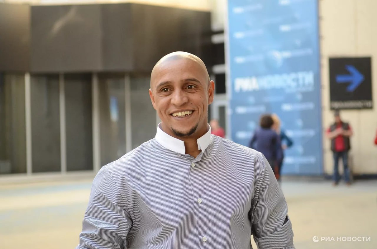 Чемпион мира по футболу бразилец Роберто Карлос был прооперирован на сердце сообщает радио Cope Процедуру было решено провести из за обнаруженных по итогам МРТ аномалий Операция вместо планировавшихся 40 минут длилась почти три часа из за осложнений которые возникли во время хирургического вмешательства Карлосу имплантировали катетер для устранения проблем с сердцем Отмечается что операция прошла успешно Подписывайтесь на РИА Новости Спорт в MAX