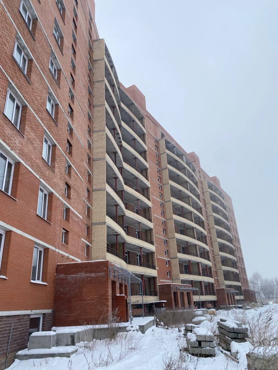 В Омске прокуратура направила в суд уголовное дело в отношении бывшего директора Фонда защиты прав участников долевого строительства, обвиняемого в злоупотреблении полномочиями Прокуратура Омской области утвердила обвинительное заключение по уголовному делу в отношении 49-летнего бывшего директора некоммерческого объединения «Фонд защиты прав граждан – участников долевого строительства». Он обвиняется по ч. 2 ст. 201 УК РФ злоупотребление полномочиями . Уголовное дело было возбуждено по материалам прокурорской проверки. По версии следствия, в период с февраля 2022 г. по июль 2023 г. обвиняемый, действуя в интересах трех фирм-проектировщиков, подписал проектно-сметную документацию на достройку 5 многоквартирных домов в г. Омске, возводимых с привлечением денежных средств дольщиков. Подготовленная проектными организациями документация не соответствовала установленным требованиям, а также фактическим строительным объектам, что привело к срыву сроков достройки указанных домов, а сами фирмы необоснованно получили из Фонда более 47,3 млн рублей. В настоящее время только два из пяти проблемных домов введены в эксплуатацию, два еще достраиваются, а по оставшемуся - контракт расторгнут, ввиду невозможности продолжения строительства на основании имеющихся проектных документов. Вину в совершении преступления бывший директор Фонда не признал, мер по возмещению ущерба не принял. Уголовное дело прокуратура направила в Первомайский районный суд г. Омска для рассмотрения по существу.