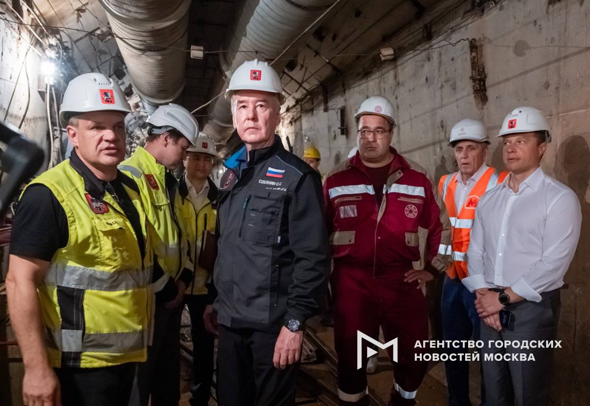 Утверждена архитектурная концепция для платформы станции Достоевская сообщил Сергей Собянин Ее облик объединит в себе монументальность первых линий московского метро и имя Федора Достоевского Интерьеры будут светлыми и торжественными с выразительными опорами рельефным потолком и узорным каменным полом Вдоль путевых стен появятся панно с панорамами Москвы Санкт Петербурга Твери и Старой Руссы городов связанных с жизнью писателя Их выполнят заслуженные мастера монументального искусства Российской академии художеств Подпишись на Агентство Москва Мы в МАХ