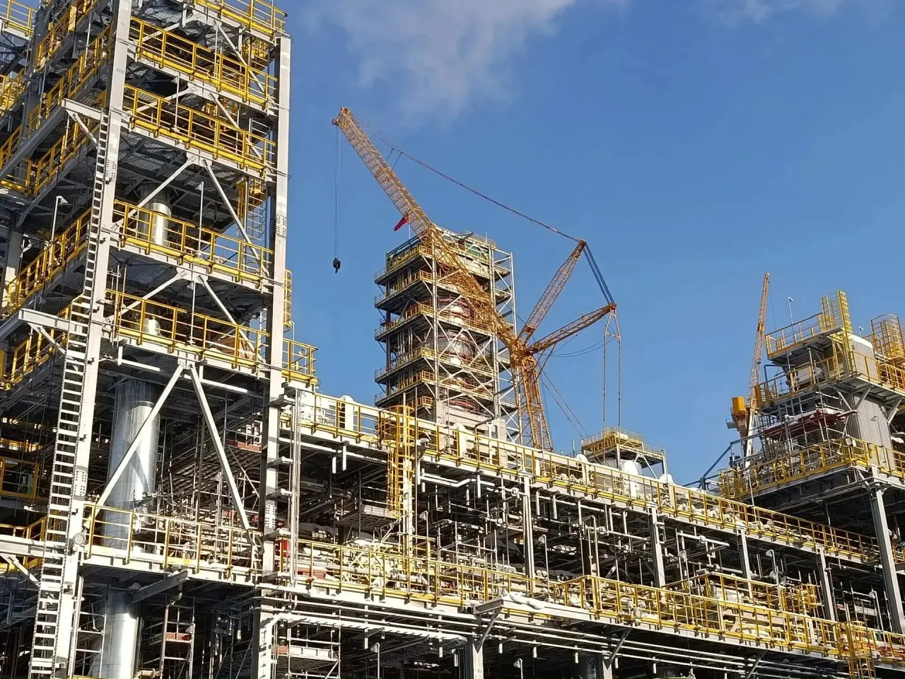 В Тобольске на ЗапСибНефтехиме отработали пусконаладку будущего производства полипропилена ДГП 2 Центр пилотирования технологий СИБУРа отработал технологические режимы и подтвердил эффективность ключевых параметров процесса для нового производства Такой подход позволил впервые в России воспроизвести ключевые сценарии запуска и работы нового производства без задействования промышленного оборудования В этой работе центр пилотирования технологий выступает как высокотехнологичный симулятор будущего производства полипропилена Такой подход позволяет заранее смоделировать сценарии пуска и вывода на режим переходы между марками работу с каталитической системой сформировать базу знаний существенно повысить эффективность и прогнозируемость промышленного запуска ДГП 2 а в дальнейшем ускорить вывод нового производства на проектные показатели отметил генеральный директор ЗапСибНефтехим Андрей Кугаевский Благодаря моделированию пусконаладочных операций переработчики быстрее получают доступ к новым маркам полипропилена с прогнозируемыми характеристиками и стабильными поставками Строительство нового производства полипропилена ДГП 2 начато в Тобольске в 2023 году Новый комплекс мощностью 570 тысяч тонн полипропилена в год будет запущен в 2027 м и станет одним из крупнейших производств этого полимера в мире Он позволит России войти в число ведущих мировых производителей полипропилена Также будет создано около 300 высокотехнологичных рабочих мест Компания СИБУР Подписывайтесь на нас в МАХ