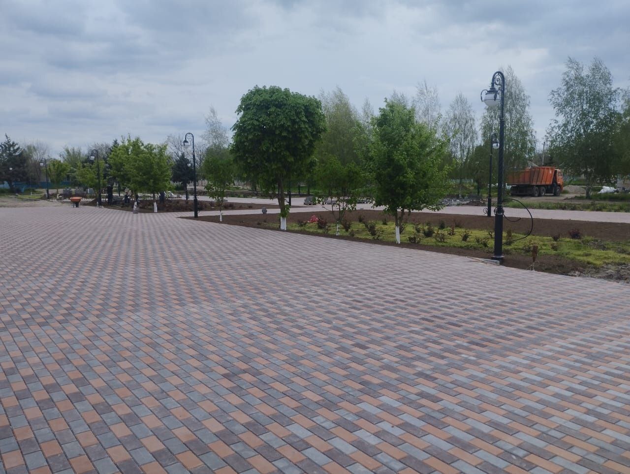 Благоустройство площади в Соломенском выполнили на 50 процентов Работы на главной площади села кипят: более 26 тыс. кв. м будет покрыто тротуарной плиткой, установят 8 урн и 8 скамеек, 27 осветительных приборов, пандус. «Мы видим как хорошеет наша площадь. Сюда жители приходят на праздники, мы проводим здесь массовые мероприятия.С нетерпением ожидаем окончания работ», - отметила руководитель ДК Ирина Овчарова. Объект стал победителем народного голосования по отбору общественных территорий, подлежащих благоустройству в 2025 году. На его реализацию выделено порядка 25 млн рублей, сдача объекта запланирована к 1 августа. В Степновском округе это третья территория, благоустройство которой ведётся по региональному проекту «Формирование комфортной городской среды», входящему в нацпроект «Инфраструктура для жизни». Благодаря участию в нацпроекте в крае появилось 1260 общественных пространств. В этом году добавятся еще 36.
