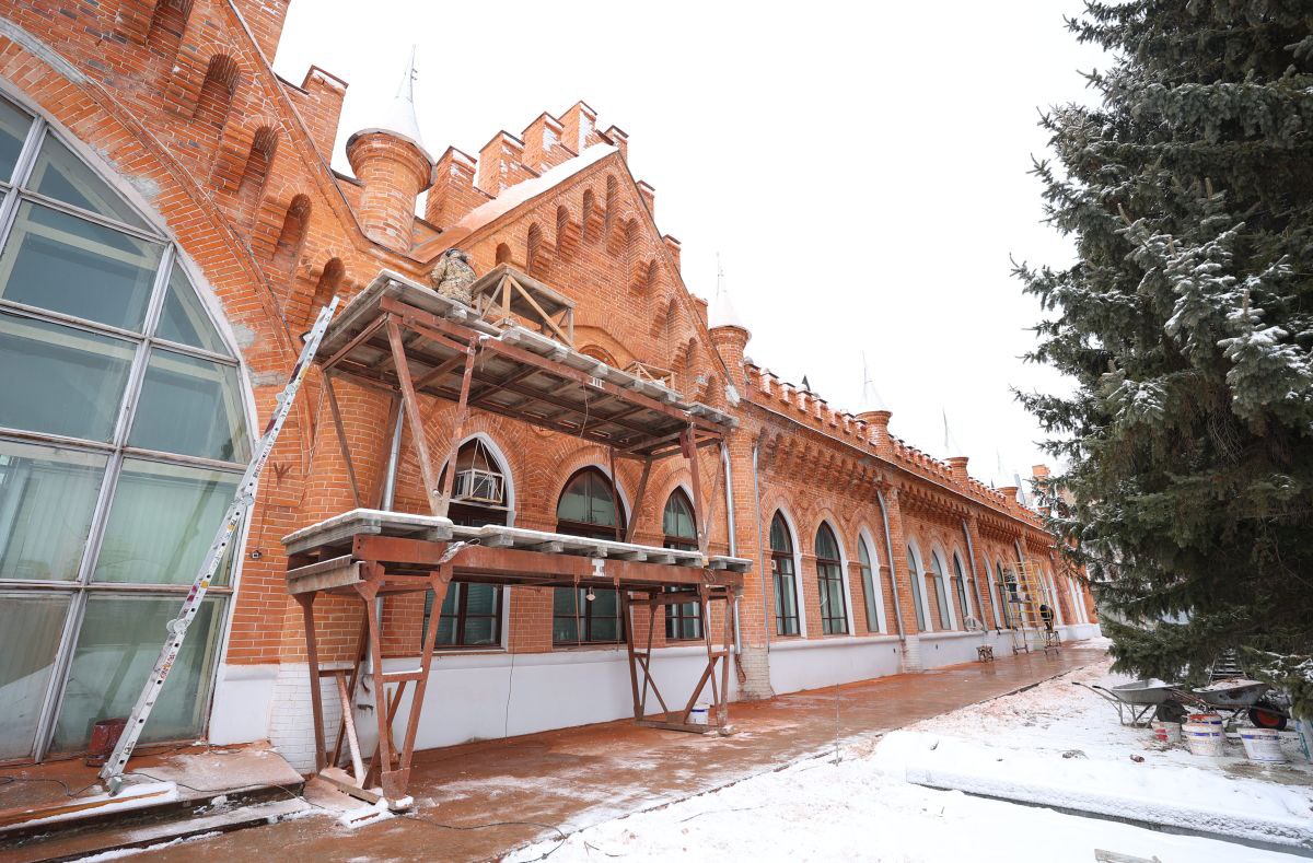 Благовещенск возвращает исторический облик в городе идёт масштабная реставрация памятников архитектуры За последние годы обновили несколько знаковых зданий и ещё 3 объекта ждут своей очереди Уже завершили капитальный ремонт здания областного суда станции юннатов и типографии УВД областной администрации А военкомат прошёл первый этап работ там заменили кровлю обновили фасад и окна привели в порядок территорию В 2026 году планируют второй этап поменяют инженерные системы и отремонтируют первый этаж с цоколем Здание полностью сохранит историческую архитектуру Сейчас реставраторы работают на двух площадках в доме по улице Горького 231 и в казармах Сибирских стрелковых полков В 2026 году начнут капитальный ремонт сразу трёх крупных объектов кардиоцентра драмтеатра и областного краеведческого музея Музей входит в четвёрку памятников истории и культуры федерального значения и считается главным символом Благовещенска Туристы приезжают посмотреть именно на него Губернатор Амурской области Василий Орлов сообщил что на ближайшие 2 года на реализацию областной программы по восстановлению исторических зданий направят порядка 500 миллионов рублей