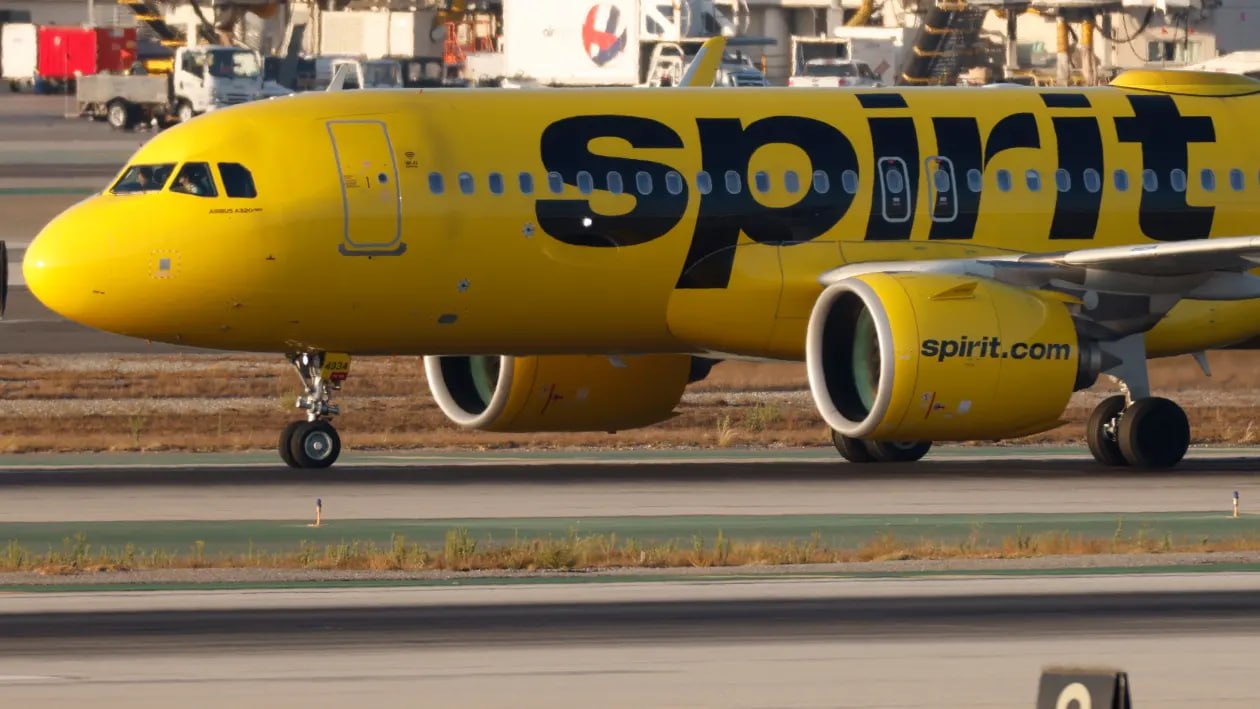 Spirit Airlines подает заявление о банкротстве второй раз за год CNBC Авиакомпания Spirit Airlines известная как один из крупнейших бюджетных перевозчиков США подала заявление о банкротстве по главе 11 в федеральный суд всего несколько месяцев после выхода из предыдущей процедуры реструктуризации Причины подачи заявления включают снижение спроса на внутренние рейсы в США и сохраняющиеся высокие затраты несмотря на предыдущие усилия по оптимизации Ранее компания избегала радикальных мер для сокращения расходов однако теперь она намерена сократить свою сеть и флот что поможет сэкономить сотни миллионов долларов в год В декабре в судебном заявлении Spirit прогнозировала что в 2025 году получит чистую прибыль в размере 252 млн однако в период с 13 марта после выхода из под защиты по главе 11 до конца июня она потеряла почти 257 млн За последний месяц акции компании упали на 72 бизнес Больше новостей США здесь Подписывайся news about USA