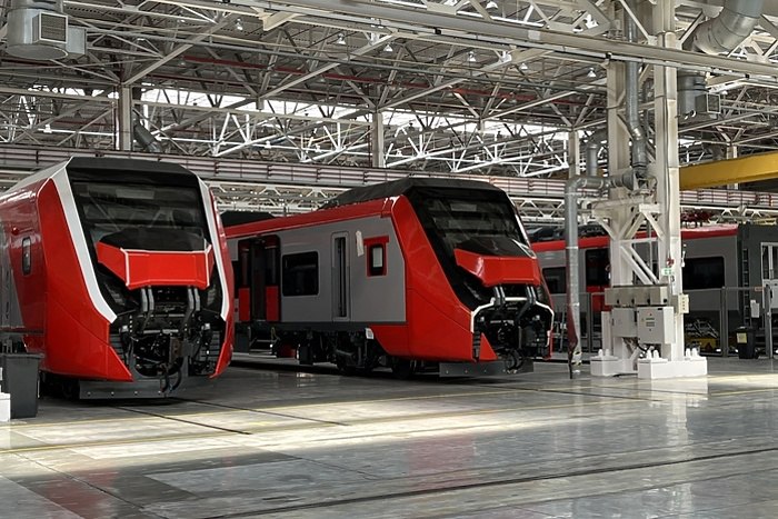 Между Екатеринбургом и Москвой построят высокоскоростную магистраль РЖД планирует возвести высокоскоростную магистраль которая свяжет Москву и Екатеринбург Как сообщают РИА Новости проект новой линии представили на форуме Транспорт России Благодаря запуску ВСП время поездки между Екатеринбургом и столицей уменьшится с нынешних 25 28 часов до примерно 6 5 8 часов Длина будущего маршрута составит 1532 км он пройдет через Казань Это будет уже вторая высокоскоростная трасса из Москвы первую прокладывают в направлении Санкт Петербурга Для нее создают поезда нового поколения способные развивать скорость до 400 км ч Их производством занимается предприятие Уральские локомотивы в Верхней Пышме uralweb ru