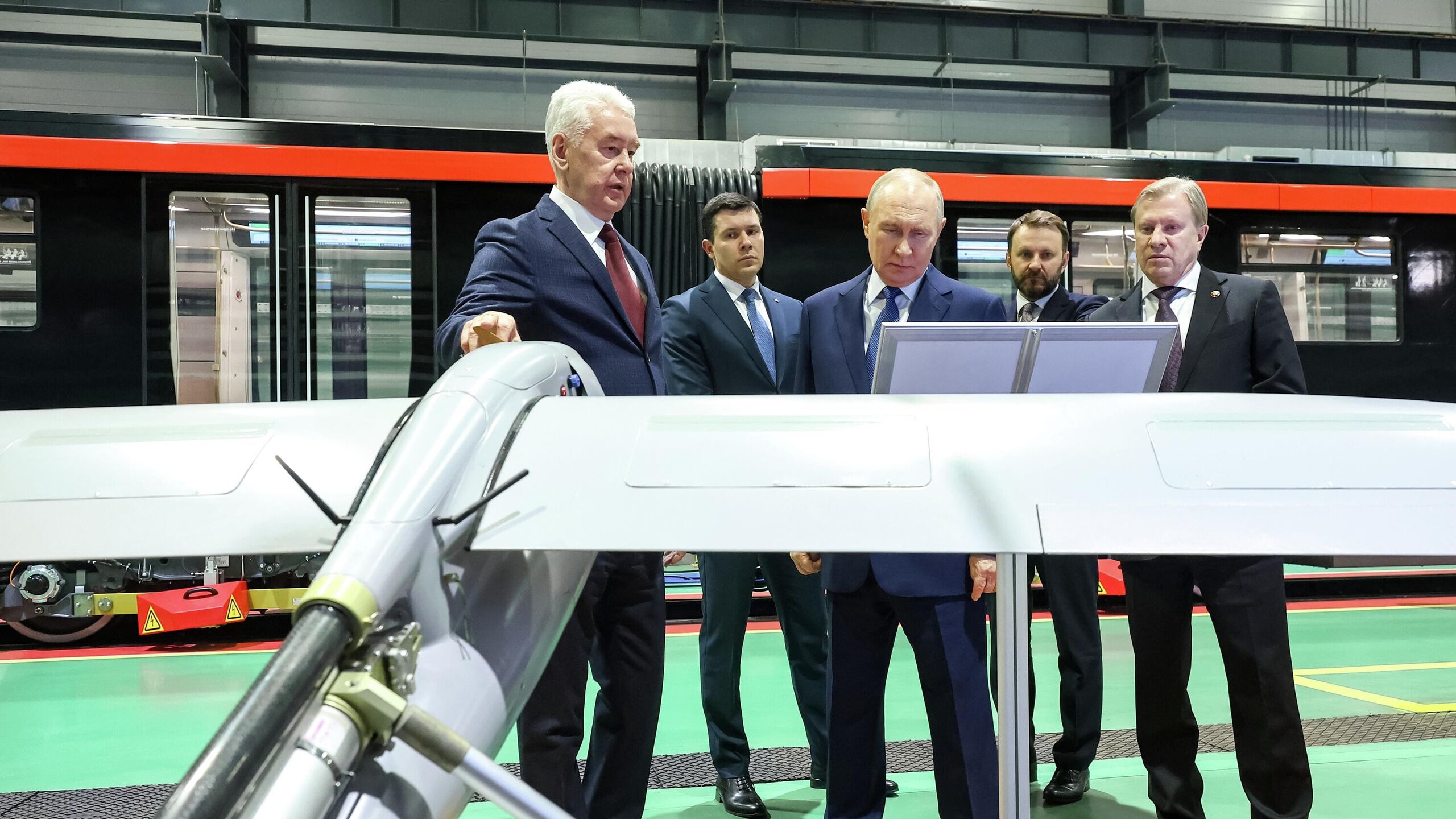 Двести тысяч терминалов широкополосной спутниковой связи для беспилотников будут произведены в России в 2026 году сообщил гендиректор Роскосмоса Дмитрий Баканов Вот терминал 200 тысяч будет выпущено в этом году сказал Баканов демонстрируя терминал главе государства Он также показал Путину космический аппарат дистанционного зондирования Земли Зоркий который позволяет вести картографирование Три таких спутника были запущены с космодрома Восточный 27 декабря прошлого года Как говорится в справочных материалах к выставке к 2031 году будут запущены 99 аппаратов Ранее Баканов сообщил журналистам что Путину будет продемонстрирована система космической широкополосной связи для управления беспилотниками вне зон доступа наземных сетей Глава государства в пятницу прибыл в электродепо Московского метрополитена Аминьевское и осмотрел выставку бесплотного гражданского транспорта После этого он провел совещание по развитию автономных и беспилотных систем в России