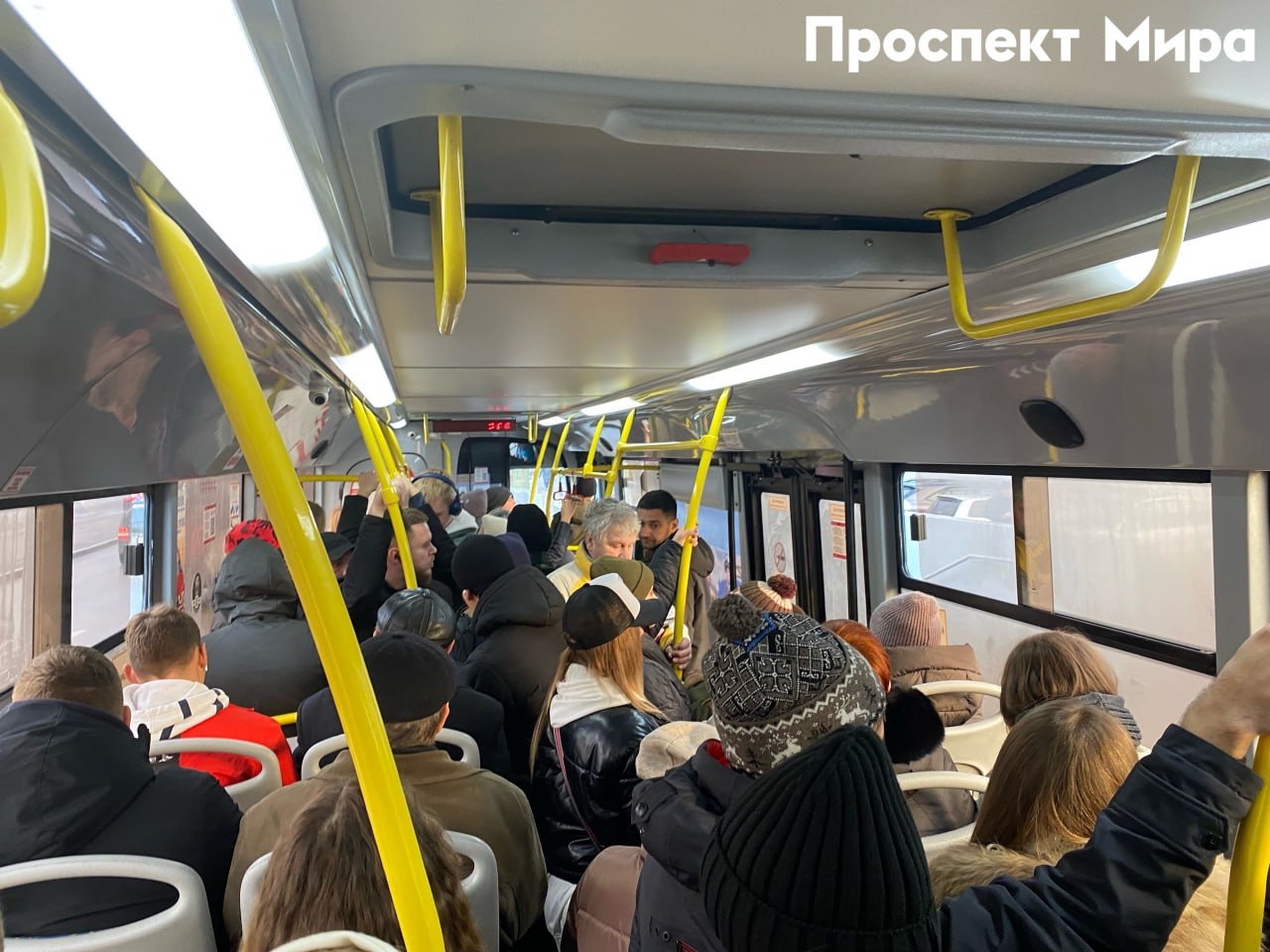 В Красноярском крае планируют ввести московскую карту «Тройка». Победителем торгов оказалась IT-компания ООО «СберТройка». Ранее компания внедрила карту «Тройка» в нескольких регионах России, включая Москву, Московскую область и Новосибирск. Новую систему оплаты проезда планируют внедрить в общественном транспорте края. Программно-аппаратный комплекс будет включать все способы оплаты: социальные карты; транспортные карты; QR-коды через мобильное приложение; банковские карты; оплата наличными. Также новая система будет работать в красноярском метро. В вестибюлях установят турникеты, которые будут принимать те же виды оплаты, что и в другом общественном транспорте. Новую систему введут в течение 60 месяцев с момента подписания акта внедрения системы.