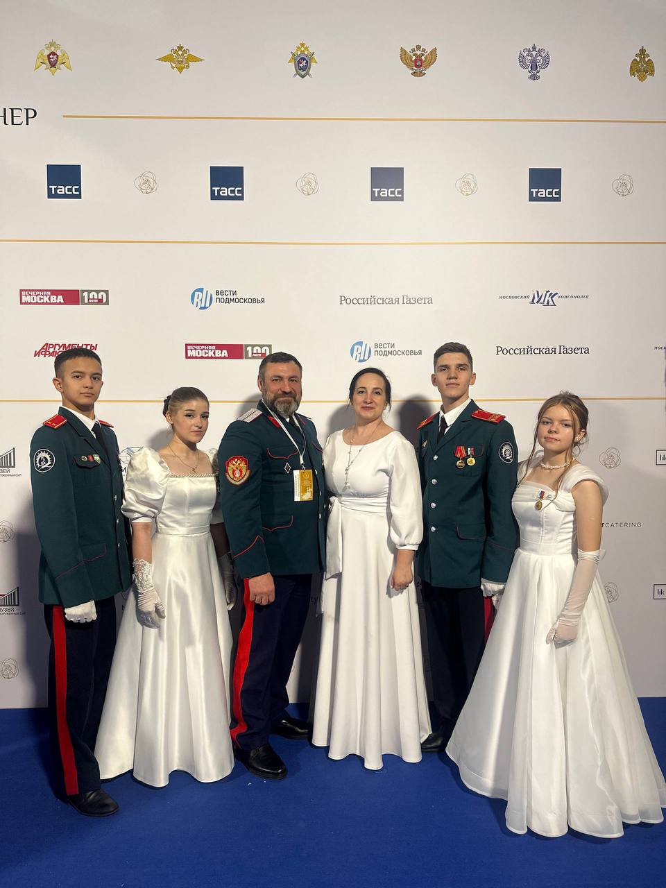 Кадеты Ноябрьского хуторского казачьего общества побывали на Международном благотворительном кадетском балу В Гостином дворе в Москве собрались более 3000 юных кавалеров в мундирах и прекрасных дам из разных регионов России а также гости из более чем 60 стран Ямал достойно представили воспитанники кадетского класса казачьего общества которое возглавляет атаман Дмитрий Чендев Фото телеграм канал Ноябрьск Новости Ямала Поддержать нас бустом