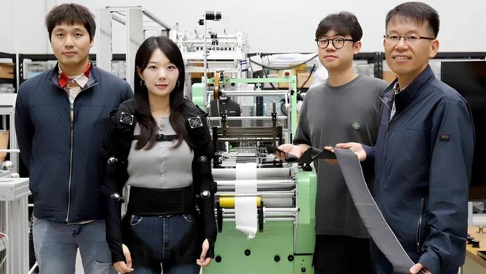 Южнокорейские инженеры создали лёгкий робокостюм из искусственных мышц Эти мышцы в четыре раза тоньше человеческого волоса Они формируются в ткань способную поднимать груз до 15 кг при собственном весе в 10 граммов Благодаря легкой и гибкой структуре был создан первый носимый робот костюм весом менее 2 кг Он поддерживает движения локтя плеча и поясницы уменьшая нагрузку на мышцы пользователя на 40 Помимо этого команда представила ультралёгкий экзоскелет весом 840 граммов для поддержки плеча Кажется уже скоро начнётся массовое внедрение подобных технологий на стройках Согласны роботизация