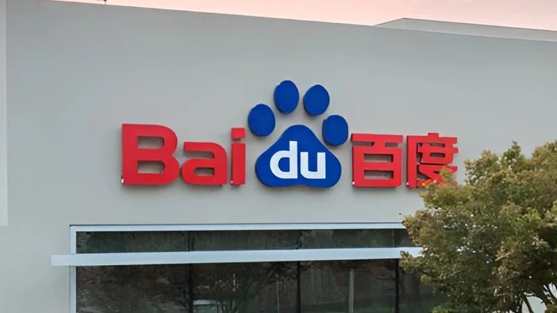 Baidu обновила ИИ-модели Ernie 4.5 Turbo и Ernie X1 Turbo На конференции разработчиков в Ухане Baidu анонсировала обновление своих ИИ-моделей, снизив стоимость Ernie 4.5 Turbo на 80% и Ernie X1 Turbo на 50%. В результате акции компании выросли более чем на 5% на торгах в Гонконге. Новые модели работают быстрее и дешевле, что поможет разработчикам сосредоточиться на создании приложений. Также была представлена платформа для ИИ-агентов Xinxiang, ориентированная на автоматизацию повседневных задач, что усиливает конкуренцию с Manus AI. Кроме того, Baidu анонсировала установку новых серверов для интеграции ИИ-моделей с данными поисковых систем и электронной коммерции, а генеральный директор компании, Робин Ли, сообщил о производстве 30 000 ИИ-чипов. Источник изображения: Baidu.com Читать далее