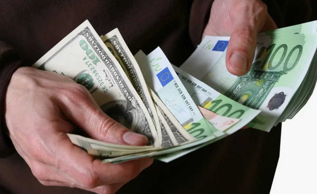 Экспортеры перевыполнили план по продаже валютной выручки на 40% За первое полугодие продажи выручки составили 5 трлн рублей, хотя норматив предписывал реализовать только 3,5 трлн рублей. Чистые продажи валюты, то есть за вычетом приобретенной массы, составили 3,1 трлн в рублевом эквиваленте. Эксперты объясняют это тем, что в условиях дорогого рубля экспортерам выгоднее продавать валюту, чем брать кредит в банке под залог оборотных средств. Кроме того, некоторые компании после продажи валюты держат рубли на депозитах. Также с учетом мягкого требования о продаже валюты не менее 40% выручки только для уплаты налогов экспортеры вынуждены продавать выручки больше, чем установлено правилами. Ранее сообщалось, что правительство продлило обязательную продажу валютной выручки до 30 апреля 2026 года.