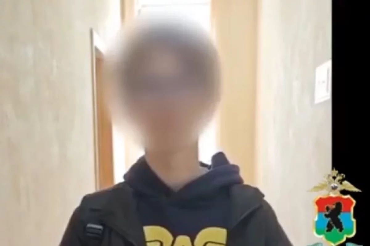 Томских подростков задержали за мошенничество Четверо несовершеннолетних скупали SIM-карты, проверяли их на привязку к банковским аккаунтам и использовали личные данные владельцев для получения займов. Деньги поступали на банковские карты подростков. Все операции они проводили в спортзале, где работал один из задержанных. Во время обыска оперативники нашли жесткий диск, на котором хранились более тысячи номеров. Подписаться Прислать песец