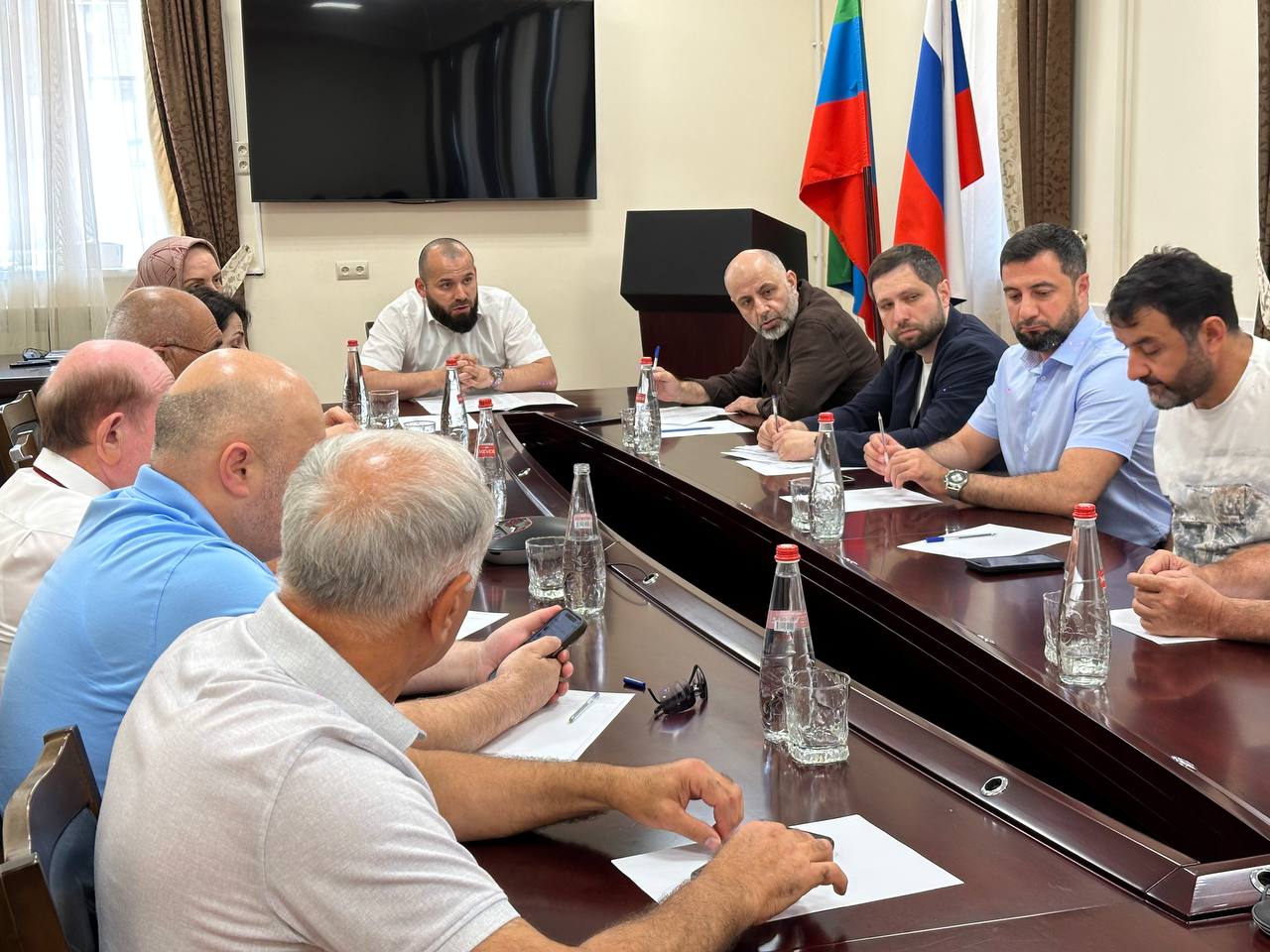 Эмин Мерданов встретился с победителями конкурсного отбора на получение господдержки Минэкономразвития России Сегодня, 18 июля, в конференц-зале Министерства по туризму и народным художественным промыслам Республики Дагестан состоялась рабочая встреча министра по туризму и НХП РД Эмина Мерданова с представителями бизнеса - победителями конкурсного отбора на получение господдержки инвестпроектов по созданию модульных средств размещения на 2025-2027 годы. От Республики Дагестан на конкурс было направлено 36 заявок. Из них 11 проектов на общую сумму 1,3 млрд рублей получили одобрение и будут профинансированы в рамках федеральной программы. В ходе встречи Эмин Мерданов подчеркнул важность ответственного подхода к реализации проектов, взятых на сопровождение как республиканскими, так и федеральными органами власти. Министр сообщил, что в настоящее время республика ожидает подписания соглашения с Минэкономразвития России о предоставлении субсидий. Порядок их предоставления уже разработан и проходит согласование в профильных ведомствах. Особое внимание было уделено нововведениям в механизме предоставления финансовой поддержки. С этого года подача заявок будет осуществляться исключительно в электронном виде - через Портал ГИИС «Электронный бюджет». Средства будут перечисляться получателям только после подтверждения ими вложения собственных средств, предусмотренных проектом. Встреча прошла в деловой и конструктивной атмосфере. Участники выразили готовность к дальнейшему взаимодействию и успешной реализации инвестиционных проектов, направленных на развитие туристической инфраструктуры в регионе.
