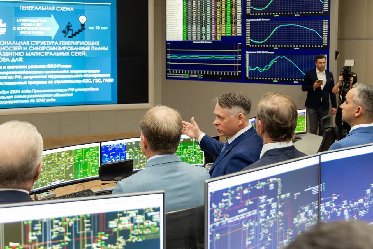 Минэнерго и Совфед - как энергетика формирует будущую экономику России  На площадке Системного оператора ЕЭС состоялось заседание комитета Совета Федерации по экономической политике — в преддверии правительственного часа с участием Министра энергетики РФ Сергея Цивилева. Основной акцент — на роли ТЭК в достижении национальных целей и переходе к технологическому суверенитету.  Замглавы Минэнерго Дмитрий Исламов подчеркнул: на долю топливно-энергетического комплекса приходится треть бюджетных поступлений, основа экспорта и стабильности для всей экономики.   Новые вызовы требуют переосмысления отрасли: растёт спрос на электроэнергию со стороны цифровых индустрий, транспорта, экологически чистых производств.  Реализация Энергетической стратегии до 2050 года будет строиться вокруг четырёх ключевых направлений — электроэнергетика, газ, нефть и уголь — с акцентом на сбалансированность и устойчивость.  Энергетика сегодня — это не просто ресурс, а инфраструктура будущего. И именно её качество определит траекторию развития страны.  #тэк #энергетическаястратегия #устойчивоеразвитие  БИОЭНЕРГО  Перейти на сайт
