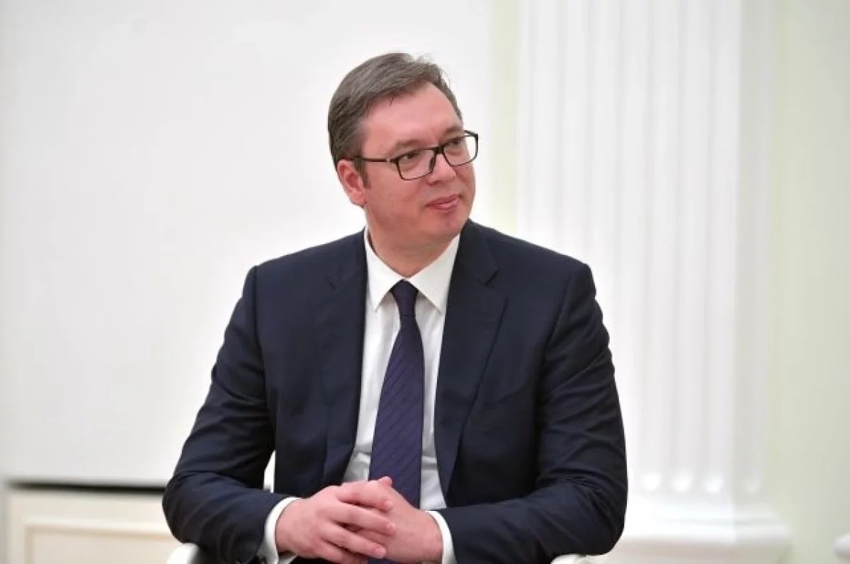Президент Сербии Вучич обвинил режиссера Кустурицу в попытке свернуть его «Посмотрите, до чего дошла эта бессмыслица — все они вместе: Динко Грухонич, Кустурица, Ненад Чанак и Мило Ломпар. Нет никакой разницы, у них общая цель — свергнуть Вучича, и это их программа. Другой программы нет», — заявил Вучич. Ранее налоговая служба в Сербии сообщила, что ресторан «Висконти», который уже много лет служит площадкой для проведения кино- и музыкальных фестивалей, организованных Эмиром Кустурицей, будет закрыт из-за нарушений. До этого режиссёр выразил поддержку освобождению «политических заключённых в Белграде и Ужице», которые участвовали в протестах в Сербии и были обвинены в нарушении конституции. Фото: kremlin. ru, globallookpress. com / Все каналы АиФ