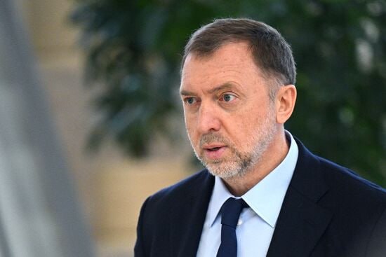 Олег Дерипаска подал в суд на журналистов, выпустивших материал о «продаже сексуальных услуг несовершеннолетних». В публикации фигурирует имя миллиардера. Иск о защите чести, достоинства и деловой репутации подан к журналистам издания «Важные истории» Марии Жолобовой и Дмитрию Великовскому и их коллегам из «Верстки» Олесе Герасименко и Ивану Жадаеву . Еще один ответчик — компания Google. иноагент и нежелательная организация иноагент