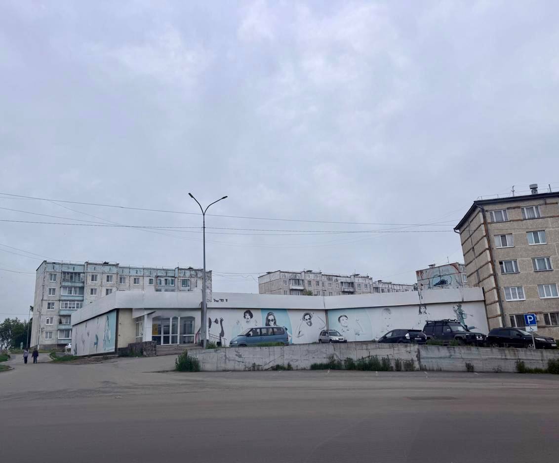 В Советской Гавани суд вынес приговор бывшему главному архитектору города за мошенничество и превышение должностных полномочий Советско-Гаванский городской суд вынес приговор по уголовному делу в отношении 40-летнего местного жителя. Он признан виновным по ч. 3 ст. 159 УК РФ мошенничество , п. «е» ч. 3 ст. 286 УК РФ превышение должностных полномочий . Уголовное дело возбуждено по материалам прокурорской проверки. В суде установлено, что с апреля по май 2022 года подсудимый, занимая должность главного архитектора г. Советская Гавань, ввел в заблуждение двух местных жителей, пообещав им передать проекты переустройства жилых помещений для последующего узаканивания перепланировки. Полагая, что платят за проекты, изготовленные лицензируемой организацией, потерпевшие перевели муниципальному служащему 12 тыс. рублей. Архитектор в свою очередь подделал рабочие проекты, нанеся на документы подписи и печати ликвидированной проектной организации, и передал их гражданам как оригиналы. Аналогичным способом в декабре 2022 года он обманул индивидуального предпринимателя, получив от него 35 тыс. рублей. Желая предать своим преступным действиям законный характер, подсудимый оформил пакет документов на нежилое помещение, используемое для сдачи в аренду торговых площадей, и через комиссию местной администрации, председателем которой являлся, провел процедуру согласования его переустройства, не проверив достоверность представленных данных. В результате согласованная перепланировка не соответствовала нормативным требованиям, что создавало угрозу для жизни и здоровья людей. В суде бывший муниципальный служащий вину признал частично. Пояснил, что действительно изготовил проекты от имени ликвидированной проектной организации, но полномочия не превышал, проекты соответствовали предъявляемым законом требованиям. С учетом полиции государственного обвинителя суд приговорил виновного к 4 годам лишения свободы условно с испытательным сроком 4 года. Также суд лишил его на 2 года права занимать должности на государственной и муниципальной службе.