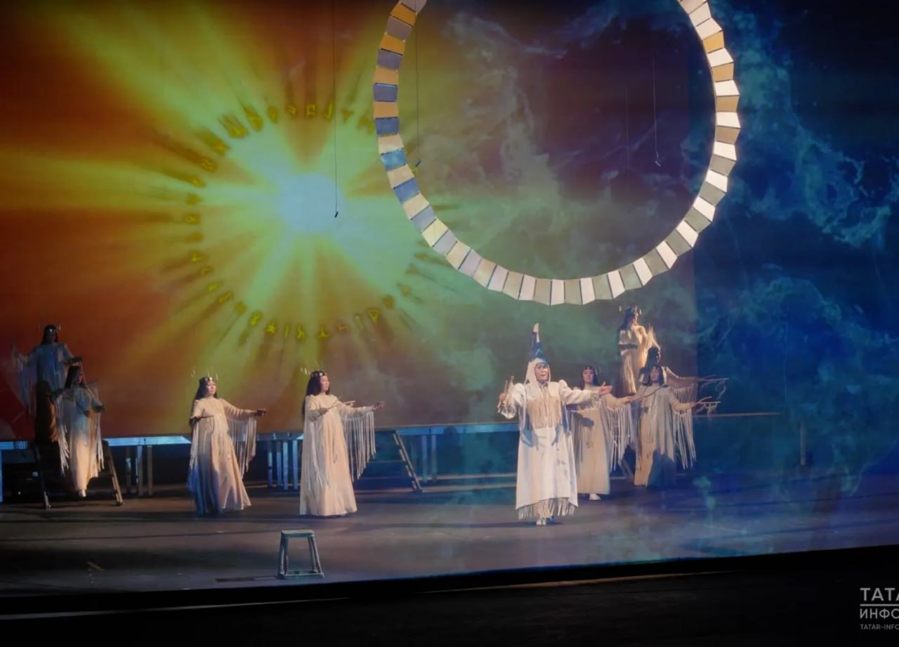 Три театра из Якутии представили национальный эпос Олонхо вечное эхо Евразии на сцене Татарского государственного академического театра имени Галиасгара Камала Якутяне показали спектакль олонхо Удаганки Театра Олонхо и театрализованное представление Олонхо вечное эхо Евразии Мы немного волновались Впервые представляем Олонхо на сцене Татарстана Но реакция зрителей была просто потрясающей сказал министр культуры и духовного развития республики Афанасий Ноев В эти дни Национальный театр танца и Саха академический театр как раз находятся в городе Казань в рамках гастролей проходящих при поддержке федеральных программ Большие гастроли и Мы Россия добавил Афанасий Ноев Презентация началась с исполнения олонхо Яны Ньургусовой а завершилось мероприятие выступлением Айсена Федорова Проведение Федерального Сабантуя в Якутске в этом году укрепило дружественные связи двух республик Это свидетельствуют большие гастроли наших трёх театров республики в эти дни по регионам Поволжья А сегодня наши коллективы трёх театров во главе с народным артистом России выдающимся режиссёром современности Андреем Саввичем Борисовым показали национальное достояние народа России духовное богатство народа саха Мир олонхо это наш язык культура история философия жизни духовность человека Севера заключил министр В рамках презентации олонхо состоялась встреча с соотечественниками в Доме дружбы народов Татарстана где делегацию тепло приветствовала ректор Казанского университета культуры Роза Ахмадиева Подробнее www sakha gov ru news 15809