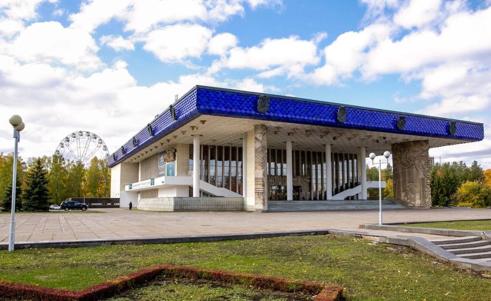 Рядом с Русским драмтеатром в Уфе хотят построить 29-этажную гостиницу В Уфе собираются построить административно-деловой центр с гостиницей в квартале между проспектом Октября, Лесопарковым проездом, улицей Рихарда Зорге и границей Орджоникидзевского района. Это территория напротив здания администрации, где расположены площадь Ленина, Русский драмтеатр, парк и развлекательный комплекс. Соответствующие проекты планировки и межевания утвердил глава администрации города Ратмир Мавлиев. Судя по приложенной схеме, 29-этажный деловой и гостиничный комплекс планируется разместить рядом с территорией парка культуры и отдыха им. М. Гафури между рестораном «У озера» на Лесопарковом проезде и колесом обозрения «Седьмое небо». Сейчас эта территория огорожена, а въезд закрыт шлагбаумом. В плане также предусмотрено строительство двухэтажного ресторана вблизи существующего. Площадь планировки составляет 33 га. Кроме строительства высотки, предлагается реконструировать здание планетария и проложить новую улицу, которая соединит проспект Октября с улицей Зорге и пройдет между площадью Ленина и гостиницей «Азимут Сити Отель». РБК-УФА