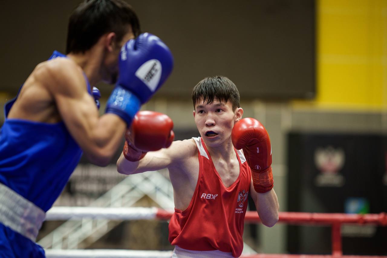 Боксеры сборной Саха призёры международного турнира Иннокентий Слепцов и Данил Прокудин завершили свои выступления на международном турнире Кубок мира нефтяных стран Они стали обладателями бронзовых медалей Слепцов сразился в весовой категории до 51 кг В полуфинале его соперником был Амиршох Джалолов Но в итоге боксёр сборной Саха стал бронзовым призёром Такую же медаль принес Данил Прокудин 75 кг уступив раздельным решением судей представителю узбекской школы бокса Жасурбеку Олимжонову   В финале 6 декабря сразится Павел Васильев 48 кг Ему противостоит Виктор Ермолин из Иркутской области Начало финальных боев с 21 00 по якт   Илья Мамонов triumphsakha teamsakha
