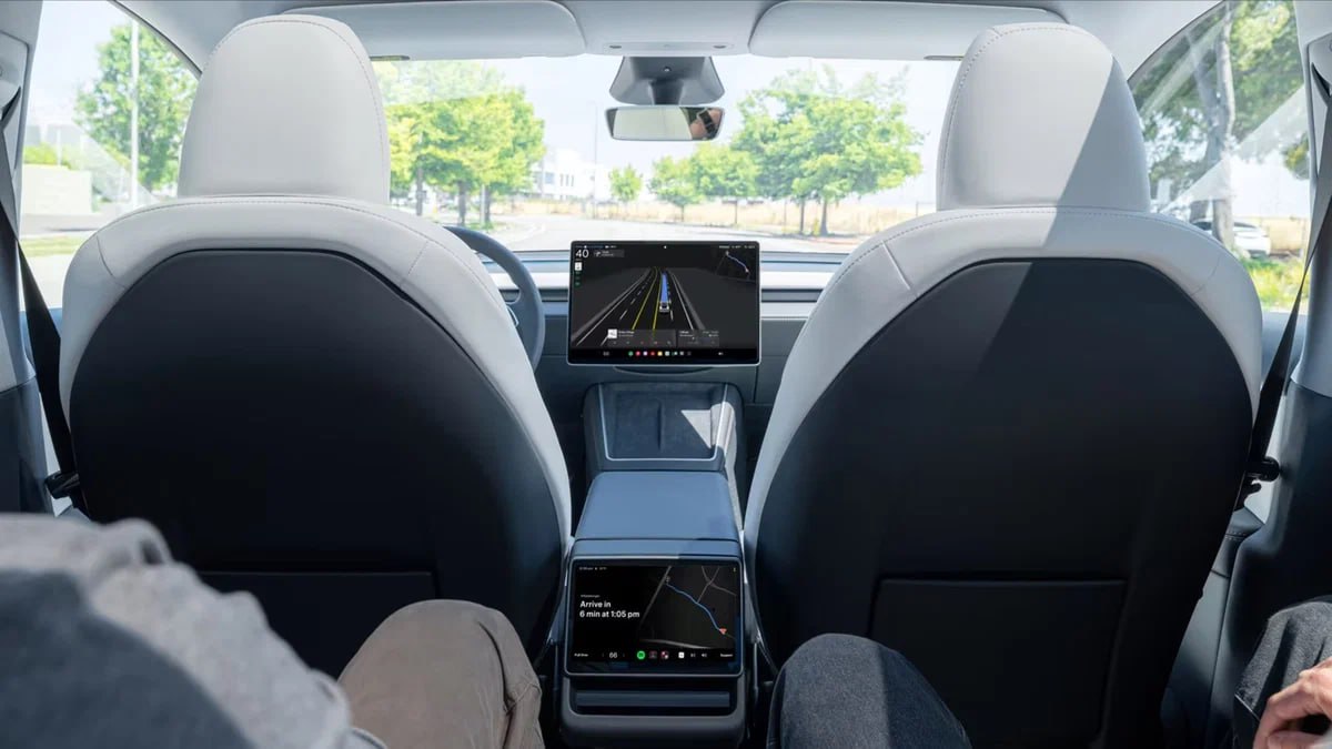 Приложение для вызова роботакси Tesla в США стало доступно для всех До этого дня беспилотным такси в Остине штат Техас могли пользоваться только пользователи из числа избранных Сервис роботакси Tesla заработал в июне этого года Пассажиров пока перевозят на электрокарах Model Y а не на полностью автономном Cybercab который Tesla представила в 2024 м он находится в разработке и будет готов не раньше 2026 года В сервисе есть ограничения поездки разрешены только людям старше 18 лет при этом в машине запрещено находиться лицам младше 13 лет даже в сопровождении взрослых Поездки проходят в сопровождении оператора autoruonline