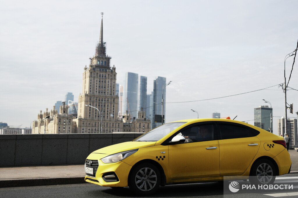Многодетные семьи могут получить скидки на такси Возможность создания льготного тарифа для таких семей совместно прорабатывают Минтранс и власти регионов Подписаться на РИА Новости