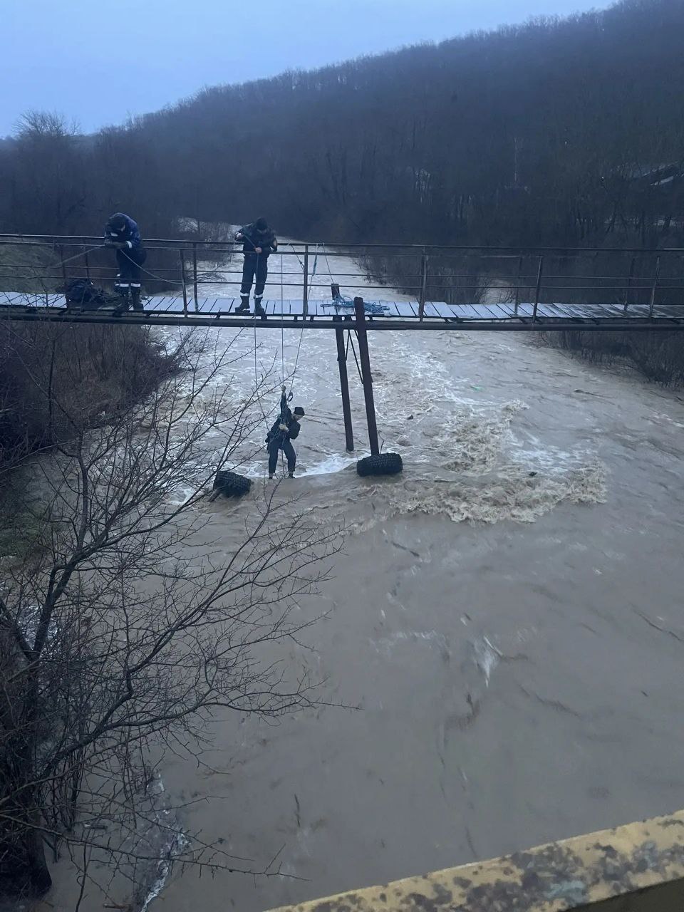 Водитель попытался переехать русло реки в станице Убинской Северский район машину снесло течением Мужчине удалось самостоятельно выбраться и доплыть до берега сообщил глава Северского района Алексей Чеверев На место оперативно прибыли спасатели скорая помощь полиция и администрация поселения Из за сильного течения достать автомобиль из реки Убин пока что невозможно Кубань 24 в MAX
