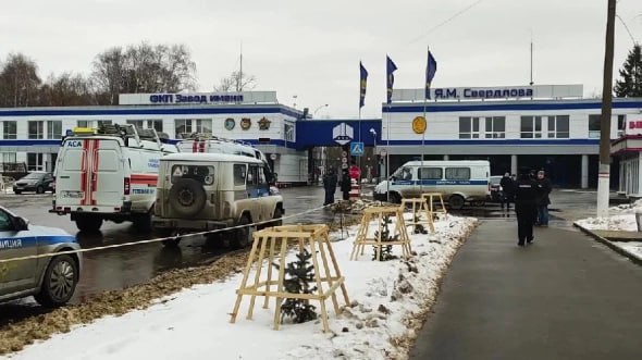 Начальницу управления по снабжению оборонного завода им. Свердлова в Дзержинске будут судить по делу о крупной взятке  По версии следствия, в 2018-2024 гг. обвиняемая требовала от подчиненных подавать заявки на закупку материально-технических ресурсов у трех конкретных компаний. Затем руководитель согласовывала полученные от поставщиков предложения и ускоряла изучение документов для оплаты поставок.  За обеспечение заключения договоров контрагенты дали ей взятку в размере 4,8 млн рублей, считают следователи.  Заседание по этому делу в Дзержинском горсуде назначено на 26 марта.   Также суд рассматривает дело о получении взятки бывшим менеджером управления по снабжению завода им. Свердлова. Обвинение считает, что поставщики предприятия заплатили ей более 200 тыс. рублей за заключение договоров.  Ранее за коррупцию были осуждены экс-директор завода им. Свердлова Юрий Шумский, его первый заместитель Олег Корпатенков и экс-гендиректор холдинга «Спецхимия» Ростеха Юрий Зозуля.    Прислать новость