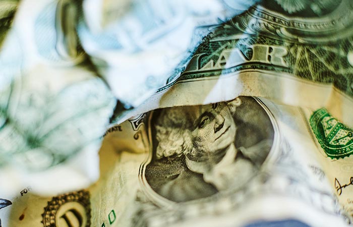 Долларовый индекс  DXY  упадет до уровней пандемии COVID-19 к середине 2026 года на фоне снижения процентных ставок в США и замедления темпов экономического роста, прогнозирует команда аналитиков Morgan Stanley во главе с Мэтью Хорнбахом.Рассчитываемый ICE индекс DXY, показывающий динамику доллара относительно шести валют  евро, швейцарский франк, иена, канадский доллар, фунт стерлингов и шведская крона , по данным на 13:20 по московскому времени в понедельник теряет 0,51% и составляет 98,82 пункта.Согласно прогнозу экспертов банка, его значение опустится до 91 пункта к середине следующего года."Мы видим серьезные тенденции в плане процентных ставок и на валютном рынке, которые, вероятно, будут сохраняться, и это означает существенное ослабление доллара США после двух лет колебаний в довольно широком диапазоне", - говорится в обзоре Morgan Stanley .DXY упал почти на 10% с февральского пика на фоне политики президента США Дональда Трампа в торговой сфере,