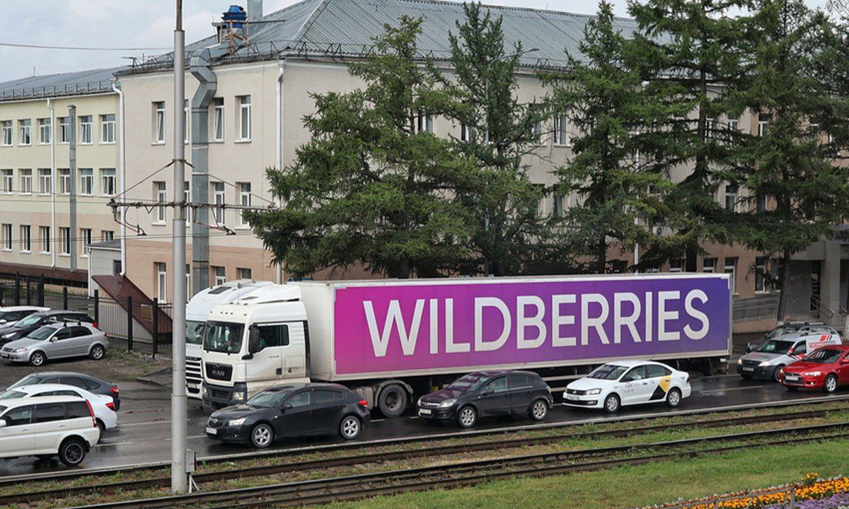 Wildberries массово распродаёт товары со скидкой 95%, если они лежат на складе без движения более 60 дней. Продавцам поставили ультиматум, либо товары будут проданы с бешеной скидкой, либо они будут утилизированы. Подобные товары со скидкой до 95% часто находят и постят в Телеграм канале "ВЕЩИ ИЗ ВИДЕО Wildberries". Последние подобные скидки: • Кроссовки Nike за 90₽ • Велосипед Merida за 1200₽ • Наушники Apple AirPods за 990₽ оригинал