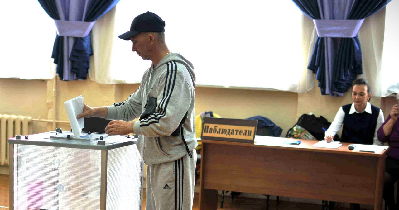 В Иркутской области численность избирателей стала сокращаться быстрее По данным регионального избиркома на 1 января в регионе проживает 1 819 334 гражданина которые имеют избирательные права В прошлом году на аналогичную дату избирателей было на 5 2 тысячи человек больше Примечательно что за 2024 й год численность избирателей уменьшилась не так сильно на 3 6 тысяч человек Самыми крупными населенными пунктами по числу избирателей по прежнему остаются Иркутск Ангарский городской округ и Братск В них также сократилось число граждан с избирательными правами Причем что интересно сокращение в Братске оказалось в три раза выше чем в областном центре В Иркутске избирателей стало меньше на 437 человек сейчас 450 тысяч в Братске на 1 4 тысячи человек сейчас 160 тысяч В Ангарском городском округе на 1 января этого года зарегистрировано примерно 175 5 тысяч избирателей примерно на 800 меньше чем было 1 января 2025 го   Иркутск политический в МАХ   Подпишитесь на Иркутск политический