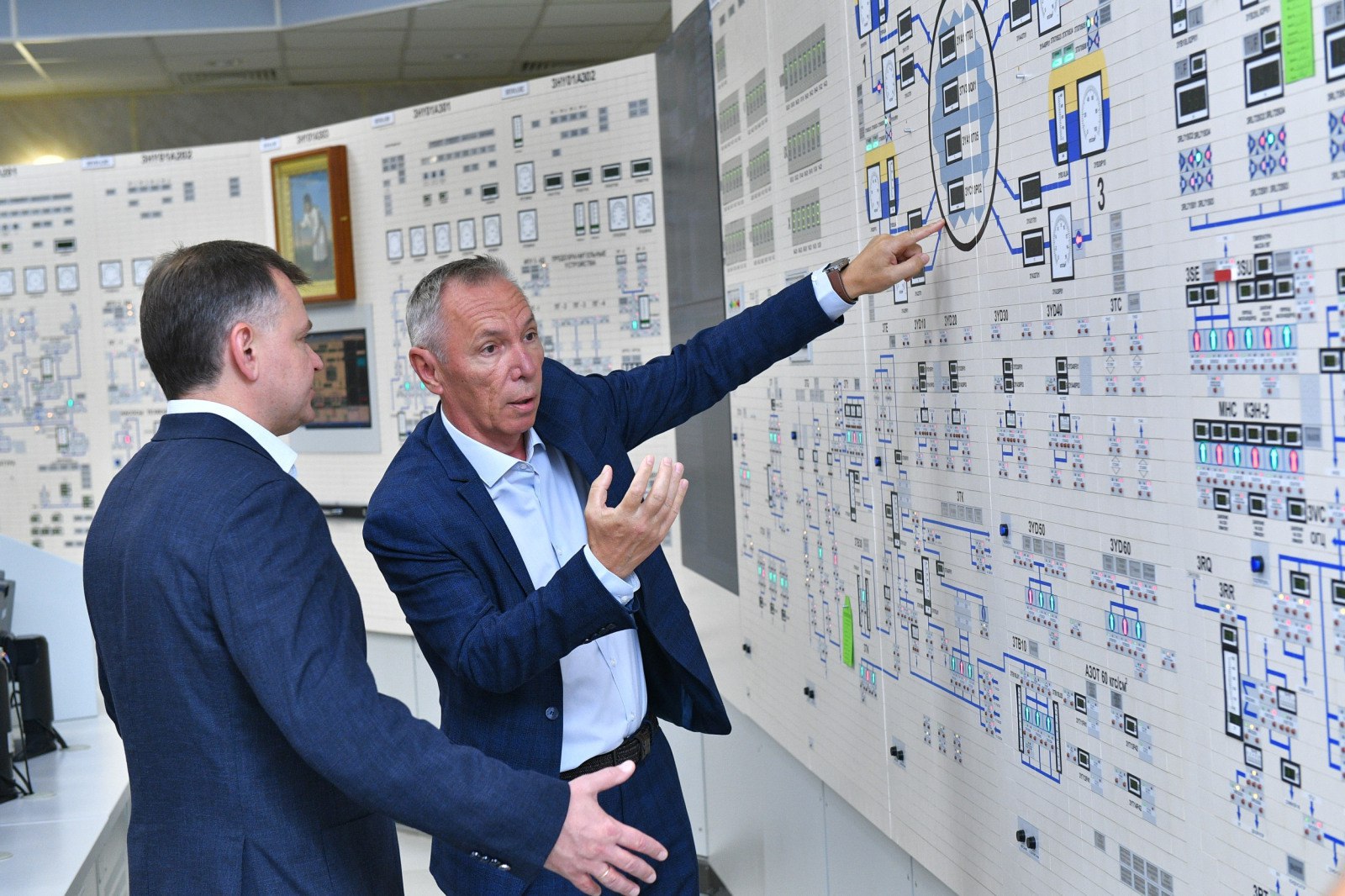 ВРИО губернатора Ростовской области Юрий Слюсарь впервые посетил Ростовскую АЭС Впервые удалось побывать на предприятиях атомной отрасли которая в этом году отмечает 80 летний юбилей Масштабы советских и российских проектов подходы это всё впечатляет подчеркнул ВРИО губернатора региона www atomic energy ru news 2025 09 05 159146