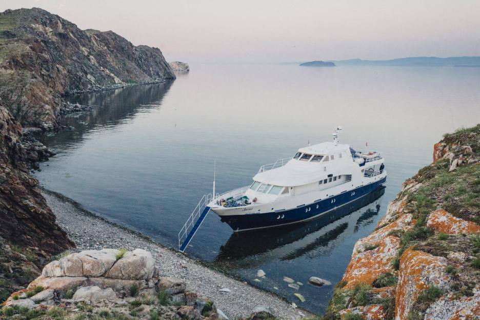 Этим летом самый дорогой тур на море был продан за 34 млн рублей это была путевка в Турцию на месяц на компанию из шести человек По России самым дорогостоящим туром стала поездка семьи из четырех человек на Байкал на восемь дней без перелета она обошлась в 4 3 млн рублей Рекорд во въездном туризме поставили туристы из арабских стран они заплатили по 31 тысяче долларов за человека чтобы покататься на танках